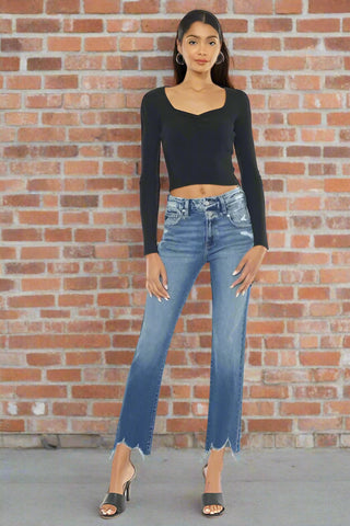 High rise denim jeans with ankle-length raw hem and black heels